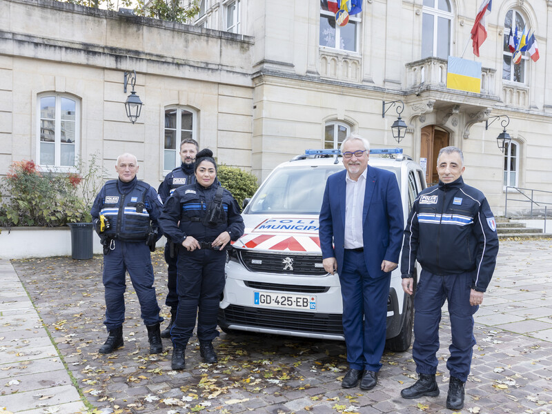 Maire et policiers devant la mairie