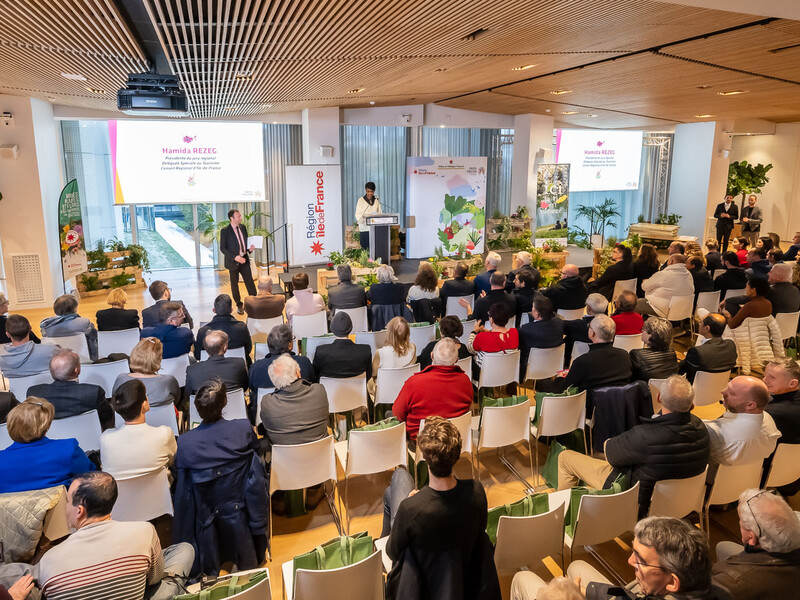 Salle de conférence avec une quarantaine de personne