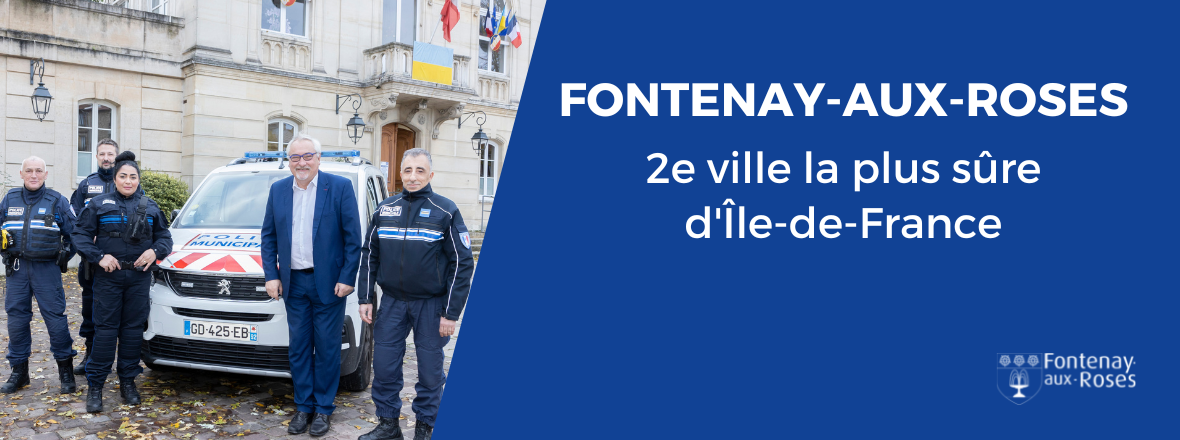 Maire et policiers devant la mairie