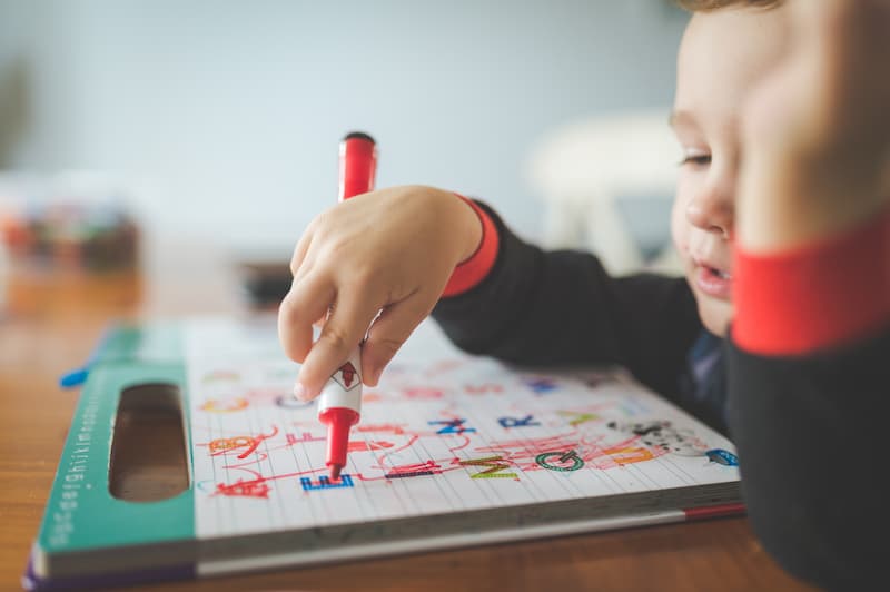 enfant avec grayon feutre