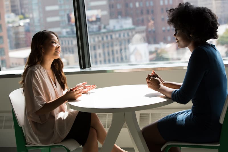 2 femmes qui discutent