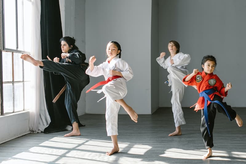 4 enfants faisants du jiu jitsu