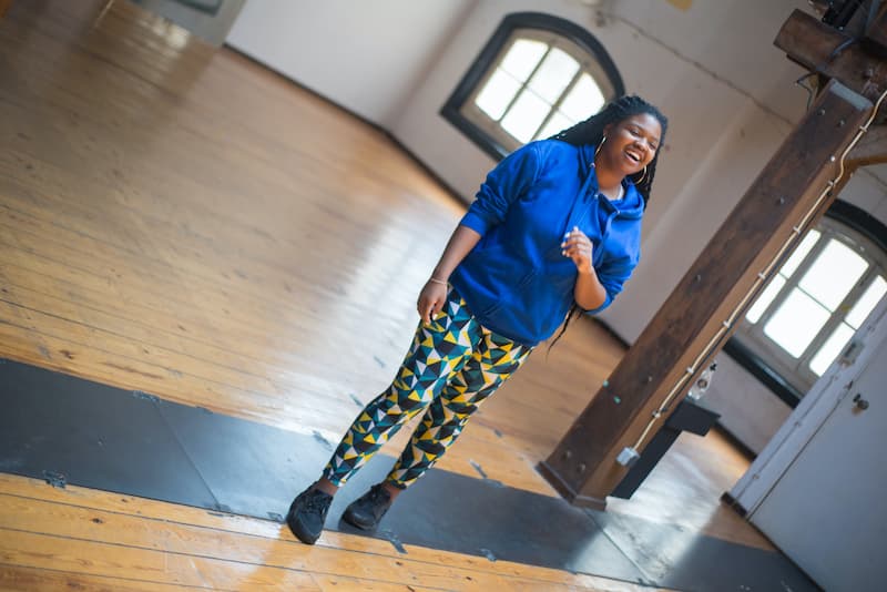 Femme souriante dans une salle