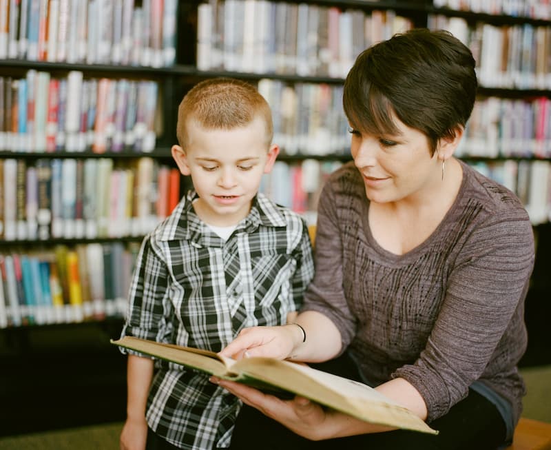 dame et enfant lisant un livre