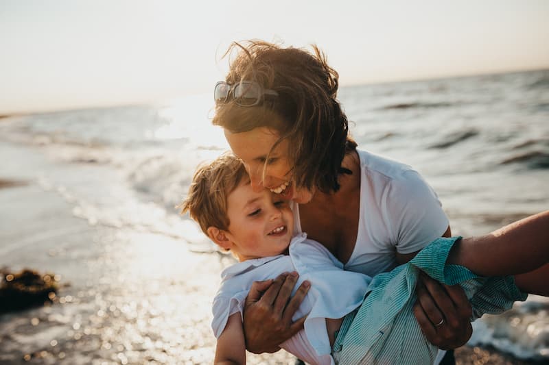 femme et son enfant à la mer